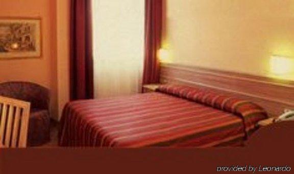 Hotel Ascot Binasco Quarto foto